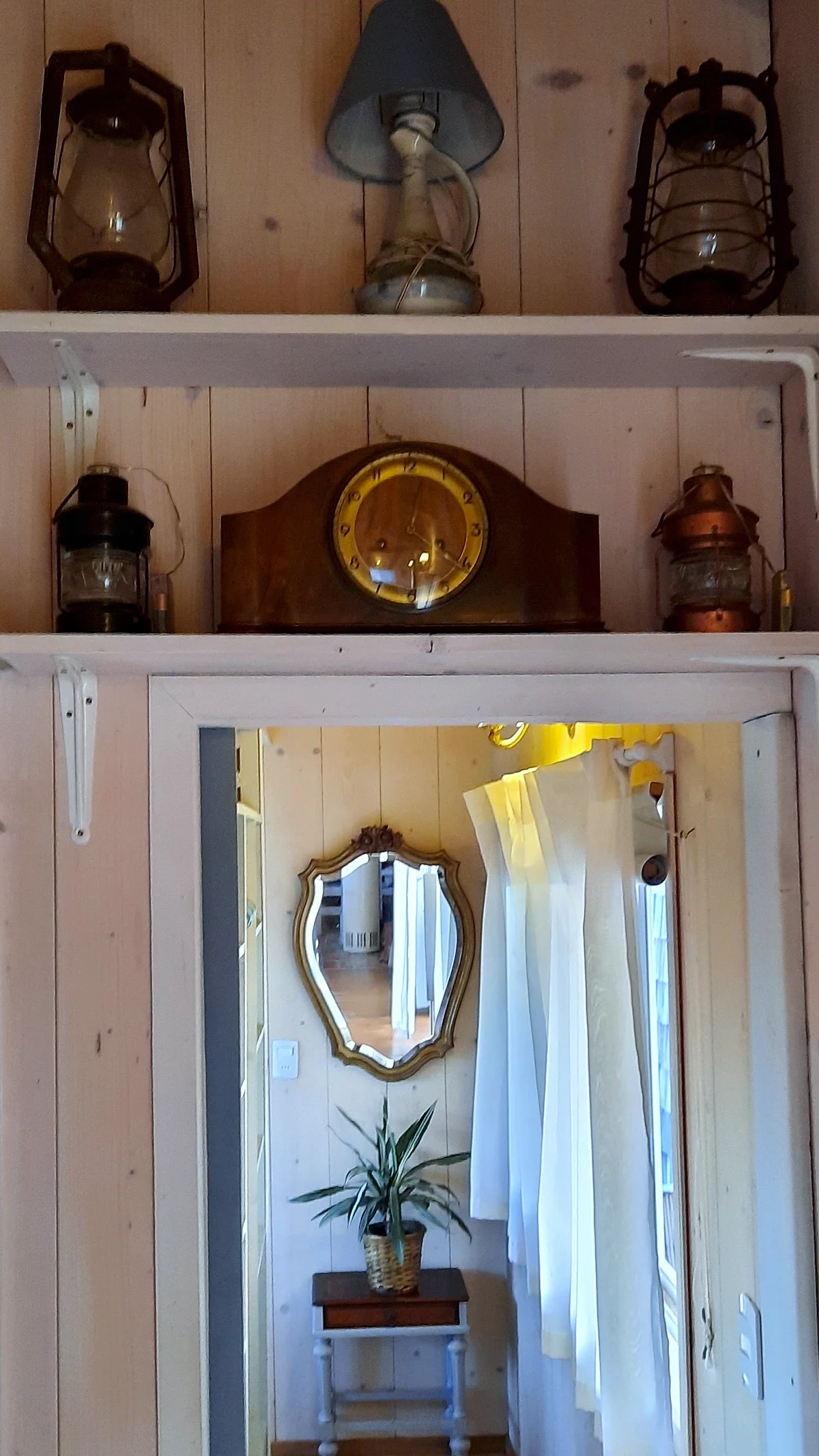 Encanto antiguo: decorar con piezas antiguas o de inspiración vintage dará a tu casa un aire único y vivido.