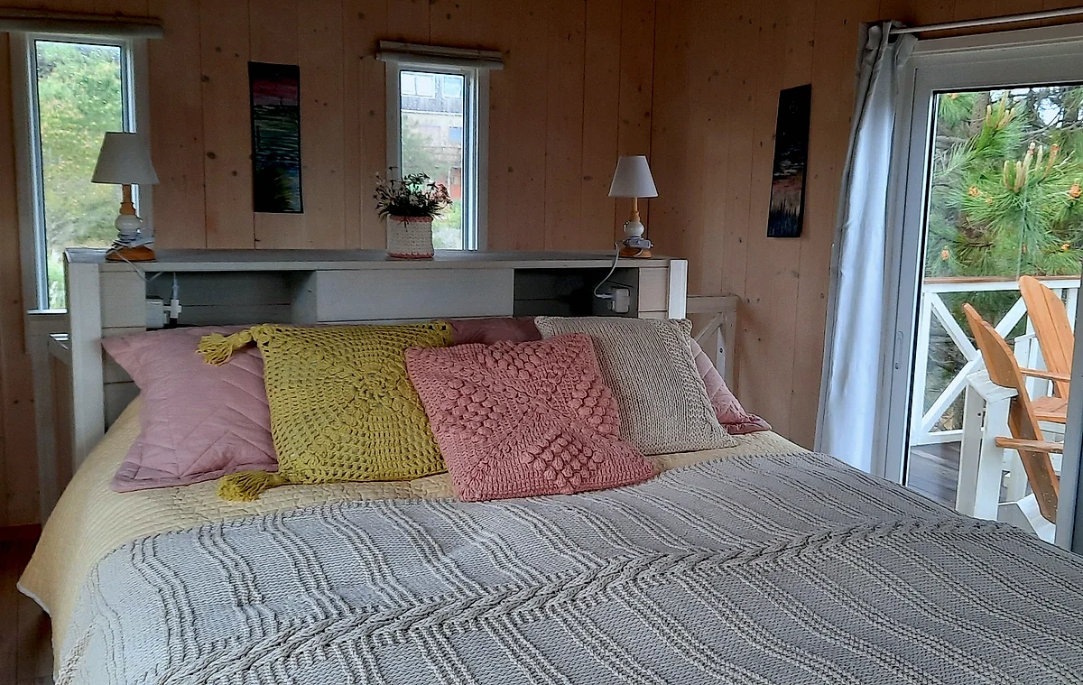 La cama es la reina indiscutible de la habitación.