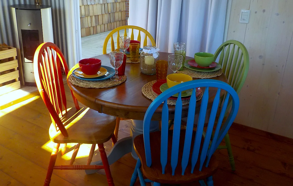Alma rústica: ¿quién dijo que el color está vetado en la cocina?