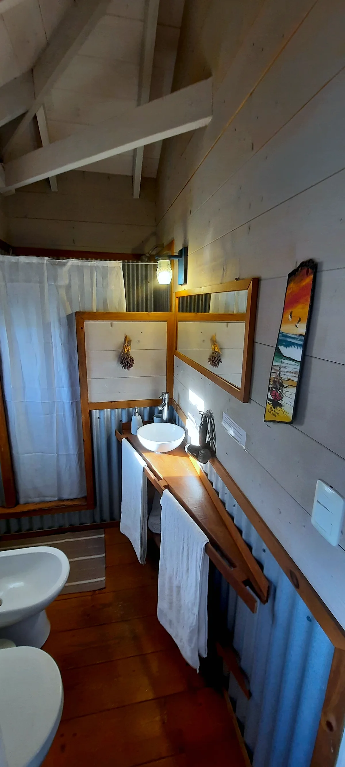 Baño de Las Escamadas con espejo de madera